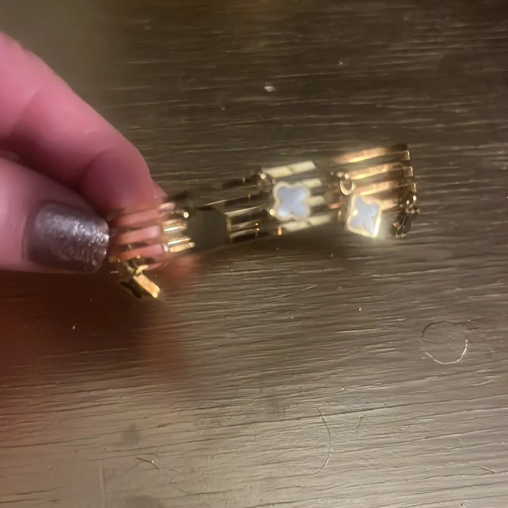 Gorgeous bangle! Beautiful charms similar to LV but the bracelet has its own ❤️ - Picture 8 of 11